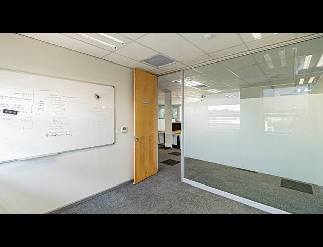 1,552M² OFFICE TO LET IN FERNDALE